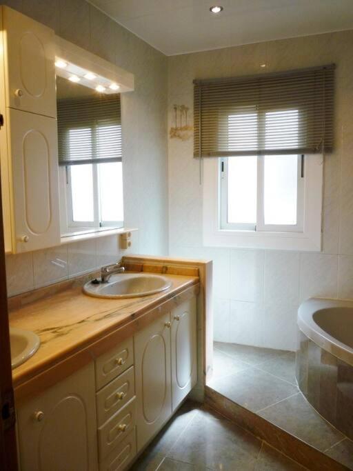 Moderno Apartamento En El Centro Vilanova i la Geltru Luaran gambar